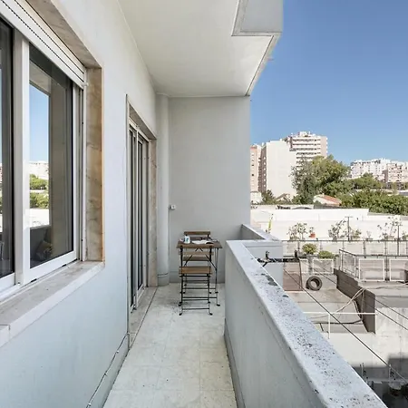 아파트 Guestready - Striking Flat In Benfica 리스본
